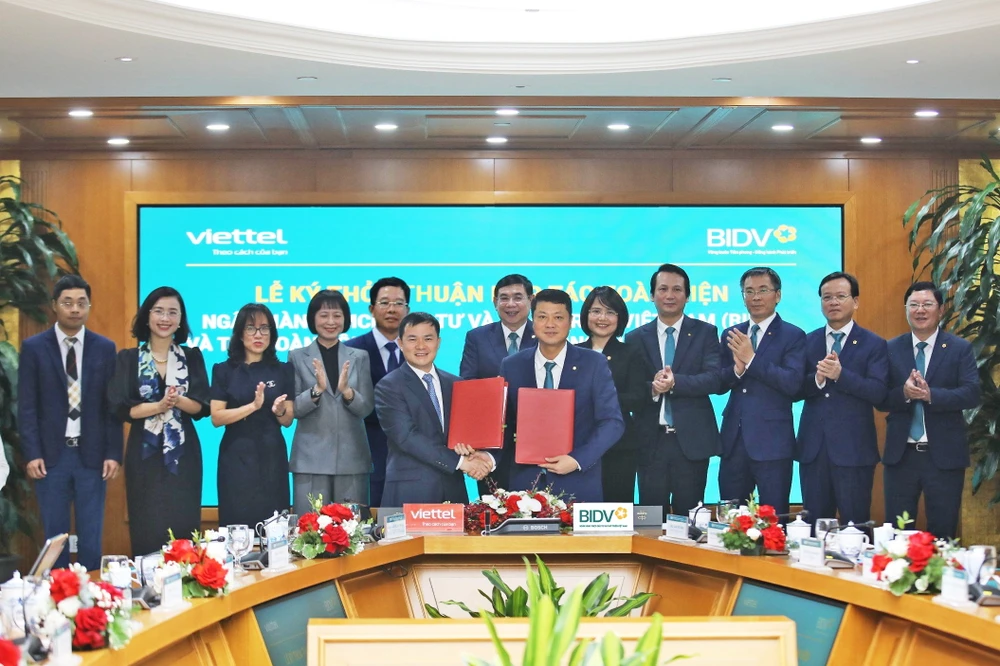 Ông Tào Đức Thắng - Chủ tịch kiêm Tổng Giám đốc Tập đoàn Viettel và ông Lê Ngọc Lâm - Tổng Giám đốc BIDV đại diện hai đơn vị ký kết thỏa thuận hợp tác toàn diện giai đoạn 2024-2028. (Ảnh: PV/Vietnam+)