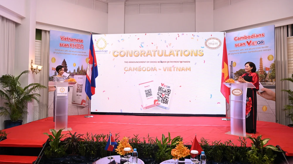 Thống đốc Ngân hàng Trung ương Việt Nam và Campuchia thực hiện nghi lễ ra mắt dịch vụ thanh toán xuyên biên giới sử dụng QR Code. (Ảnh: PV/Vietnam+)