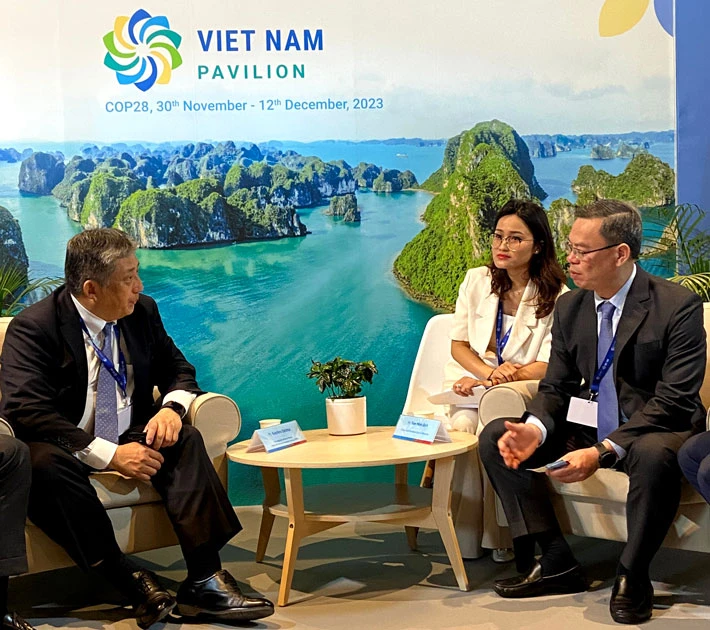 Chủ tịch Hội đồng quản trị VietinBank Trần Minh Bình và ông Koichiro Oshima, Giám đốc điều hành, Giám đốc Đơn vị Kinh doanh Giải pháp Tài chính, MUFG (trái) thảo luận về các cơ hội hợp tác trong lĩnh vực tài chính bền vững. (Ảnh: PV/Vietnam+)
