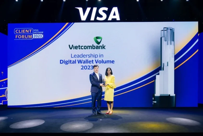 Ông Hồ Văn Tuấn - Phó Tổng Giám đốc Vietcombank (bên trái) nhận giải thưởng. (Ảnh: PV/Vietnam+)