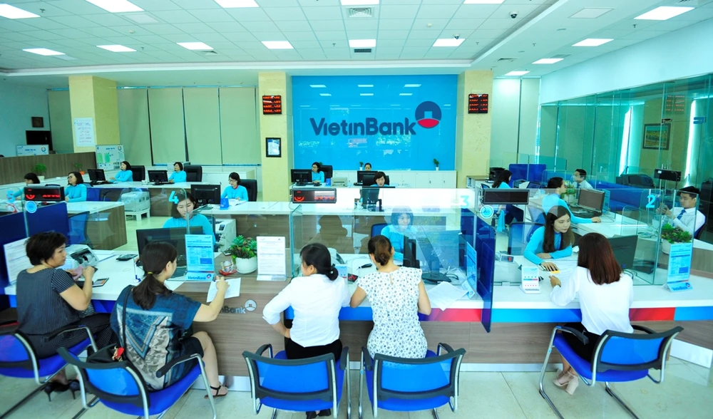 Khách hàng giao dịch tại VietinBank. (Ảnh: PV/Vietnam+) 