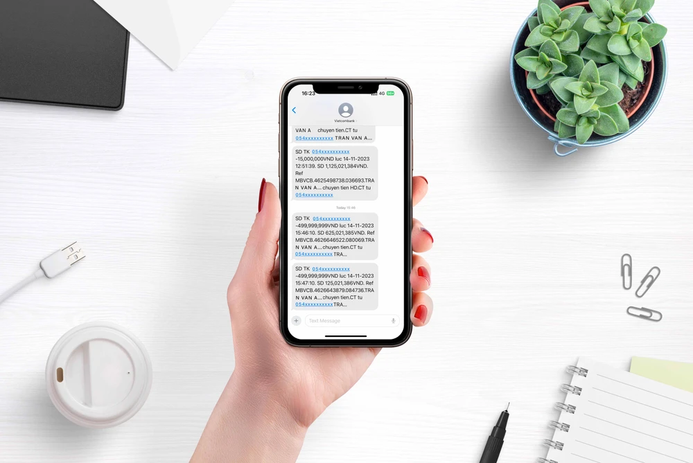Ngân hàng tăng phí SMS, khuyến khích khách hàng nhận tin nhắn qua app. (Ảnh: PV/Vietnam+)