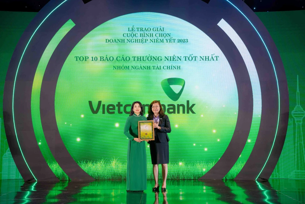 Đại diện Vietcombank, bà Bạch Thị Thanh Hà - Trưởng phòng Quan hệ công chúng (bên trái) nhận giải thưởng từ ban tổ chức. (Ảnh: PV/Vietnam+)