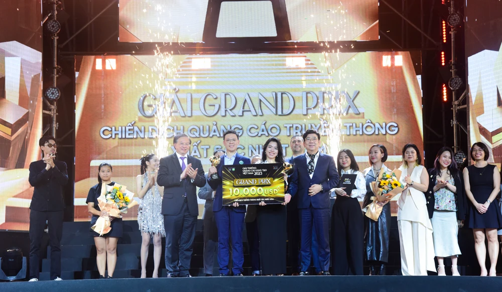 Ban Tổ chức trao Giải thưởng lớn chung cuộc - Grand Prix cho VietinBank. (Ảnh: Vietnam+)