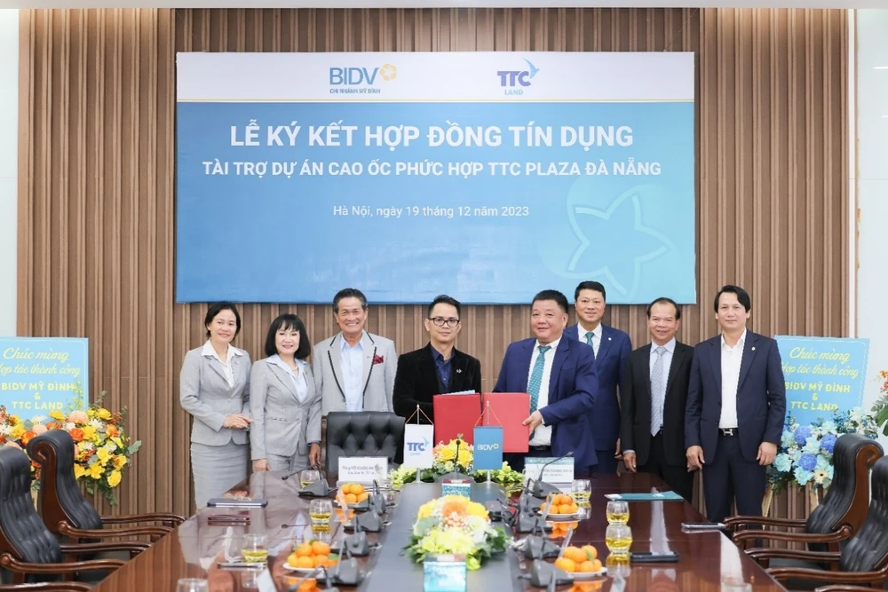 Đại diện lãnh đạo BIDV Mỹ Đình và TTC Land trao hợp đồng tín dụng tài trợ Dự án cao ốc phức hợp TTC Plaza Đà Nẵng. (Ảnh: PV/Vietnam+)