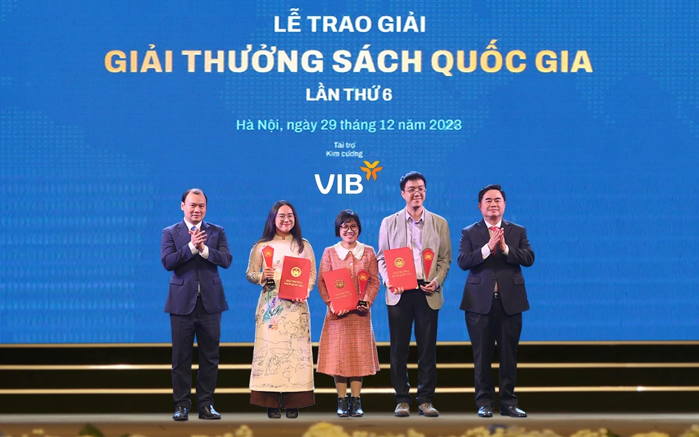 Lãnh đạo Đảng và Nhà nước trao giải cho các tác giả đạt giải. (Ảnh: Vietnam+) 
