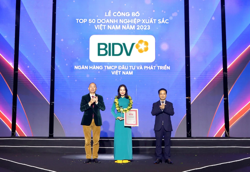 Đại diện BIDV nhận giải từ Ban tổ chức. (Ảnh: PV/Vietnam+)