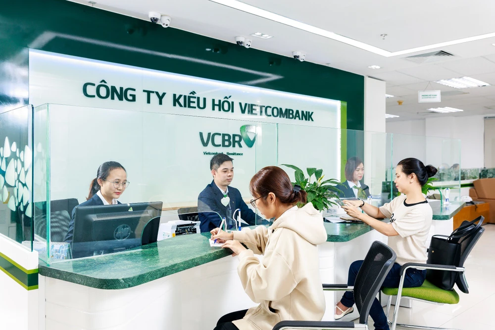 Công ty kiều hối Vietcombank chi trả kiều hối cho khách hàng tại quầy. (Ảnh: Vietnam+)