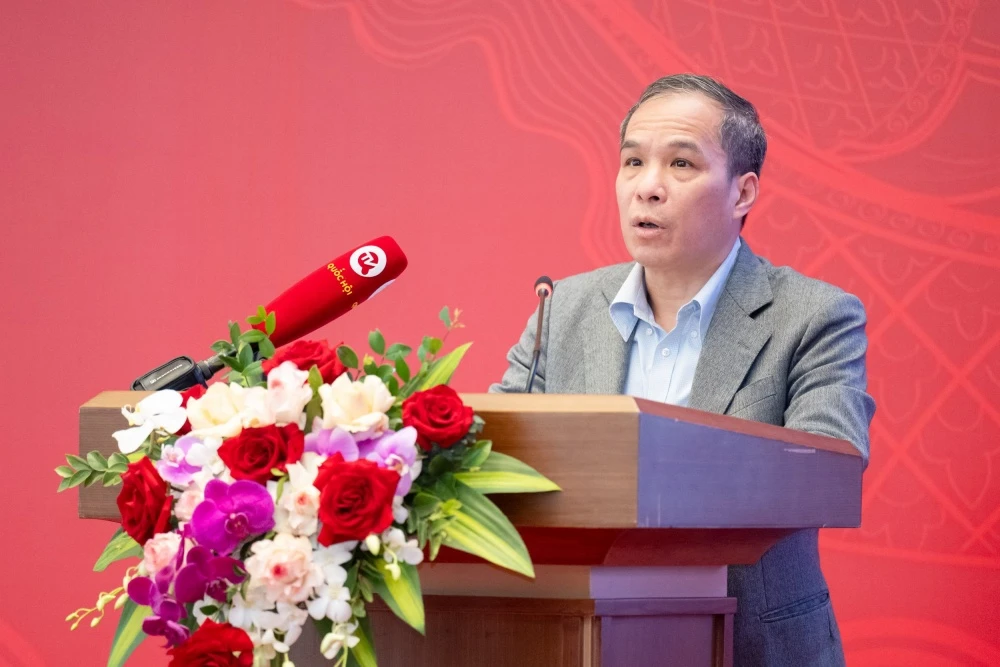 Phó Thống đốc Đoàn Thái Sơn báo cáo tham luận về công tác triển khai Luật các tổ chức tín dụng năm 2024. (Ảnh: Vietnam+)