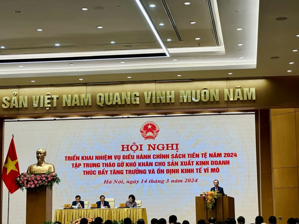 Phó Thống đốc Thường trực Ngân hàng Nhà nước Đào Minh Tú báo cáo tại Hội nghị. (Ảnh: Vietnam+)
