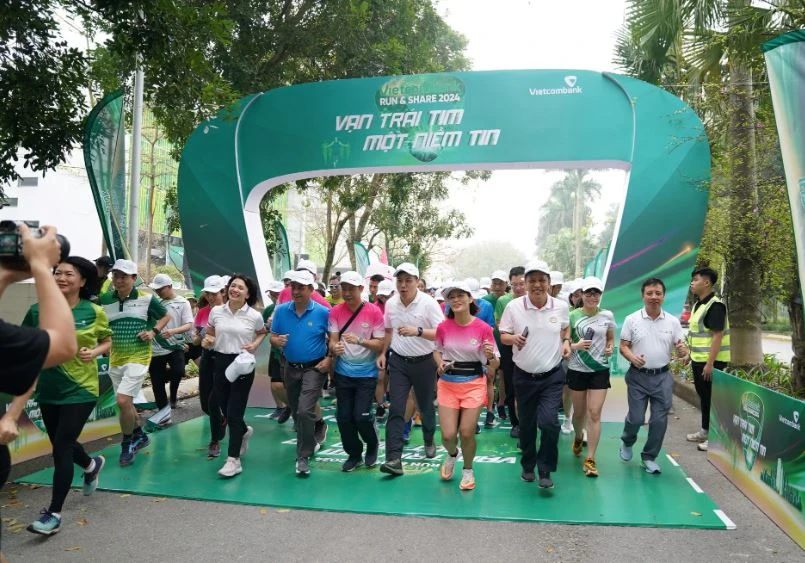 Vận động viên xuất phát và tham gia giải chạy trực tuyến “Vietcombank Run & Share: Vạn trái tim - Một niềm tin”. (Ảnh: Vietnam+)