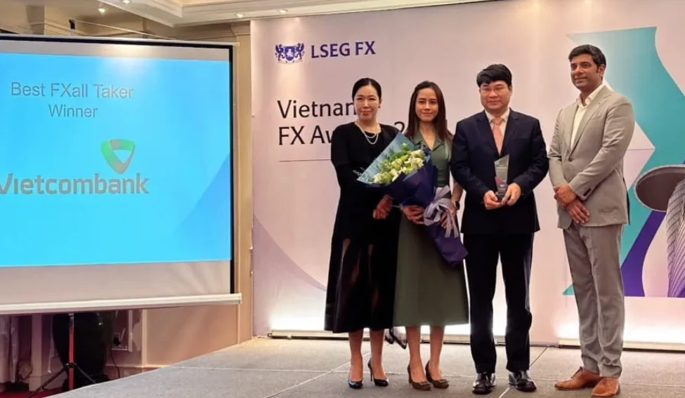 Đại diện Vietcombank (thứ 2 từ phải sang) nhận gải thưởng Best FXall Taker. (Ảnh: Vietnam+)