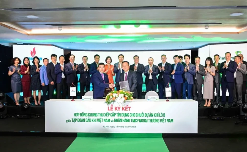 Lãnh đạo Vietcombank và PVN thực hiện ký kết hợp đồng khung thu xếp cấp tín dụng cho chuỗi dự án khí Lô B. (Ảnh: Vietnam+)