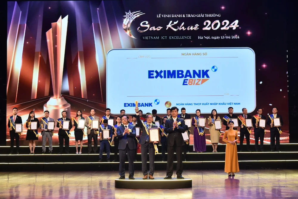 Ông Nguyễn Hướng Minh – Phó Tổng Giám đốc Eximbank nhận giải thưởng Sao Khuê 2024. (Ảnh: Vietnam+)