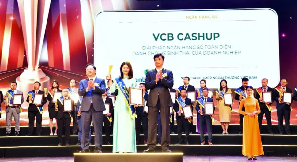 Bà Phương Thị Thu Thuỷ - Trưởng phòng Giải pháp và Kênh số Bán buôn, đại diện Vietcombank nhận giải thưởng Sao Khuê dành cho giải pháp VCB CashUp. (Ảnh: Vietnam+)