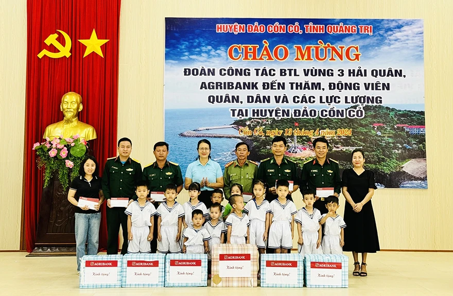 Đại diện Agribank, Phó Tổng Giám đốc Nguyễn Thị Phượng tặng quà quân và dân trên huyện đảo Cồn Cỏ. (Ảnh: Vietnam+)