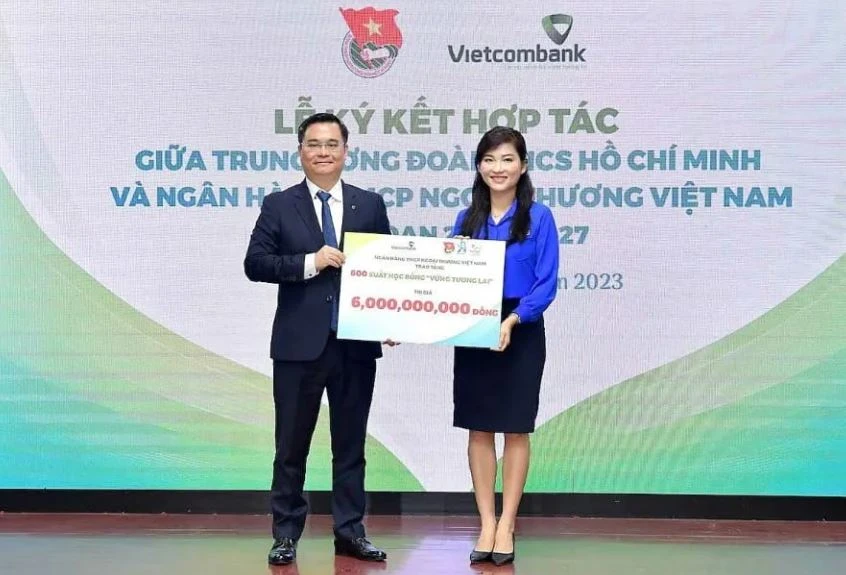 Ông Nguyễn Thanh Tùng (bên trái) - Tổng Giám đốc Vietcombank trao tặng kinh phí triển khai chương trình cho đại diện Trung ương Hội Sinh viên Việt Nam - bà Hồ Hồng Nguyên (bên phải), Phó Chủ tịch Thường trực Hội. (Ảnh" Vietnam+)