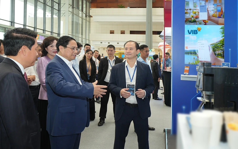 Thủ tướng Phạm Minh Chính, Thống đốc Nguyễn Thị Hồng cùng đại diện các cơ quan nhà nước tham quan gian hàng của VIB tại Sự kiện Chuyển đổi số ngành Ngân hàng năm 2024. (Ảnh: Vietnam+)