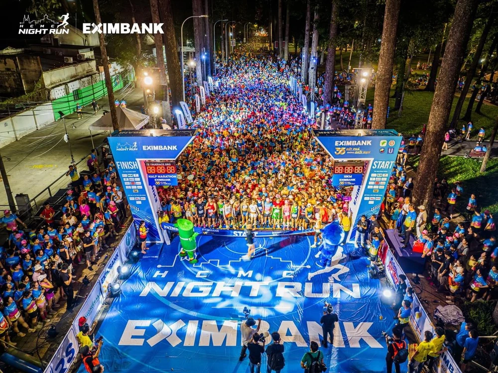 Giải chạy đêm Ho Chi Minh City Night Run Eximbank 2024 diễn ra trong không khí vô cùng rạo rực và phấn chấn. (Ảnh: Vietnam+)