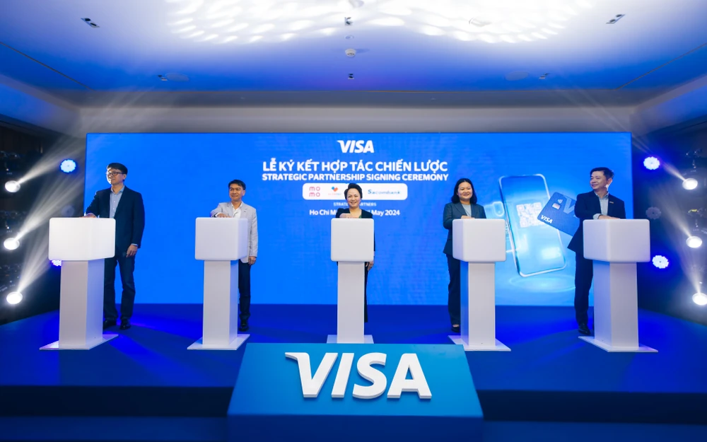 Visa mở rộng hợp tác với MoMo, VNPAY và ZaloPay, tăng cường trải nghiệm thanh toán dễ dàng cho chủ thẻ khi giao dịch tại các đơn vị kinh doanh vừa và nhỏ. (Ảnh: Vietnam+)