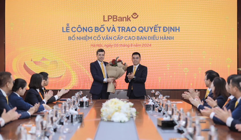 Ông Hồ Nam Tiến – Tổng Giám đốc LPBank trao quyết định bổ nhiệm cố vấn cấp cao cho ông Loic Faussier. (Ảnh: Vietnam+)