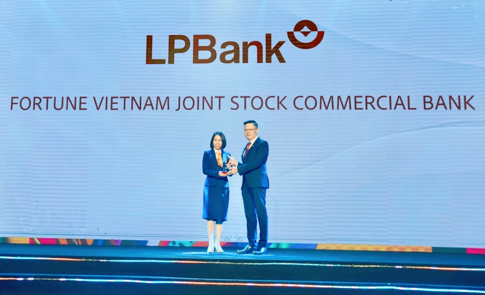 Bà Nguyễn Hồng Nhung, Giám đốc Khối Quản lý Nguồn Nhân lực đại diện LPBank nhận giải thưởng Nơi làm việc tốt nhất châu Á 2024. (Ảnh: Vietnam+)