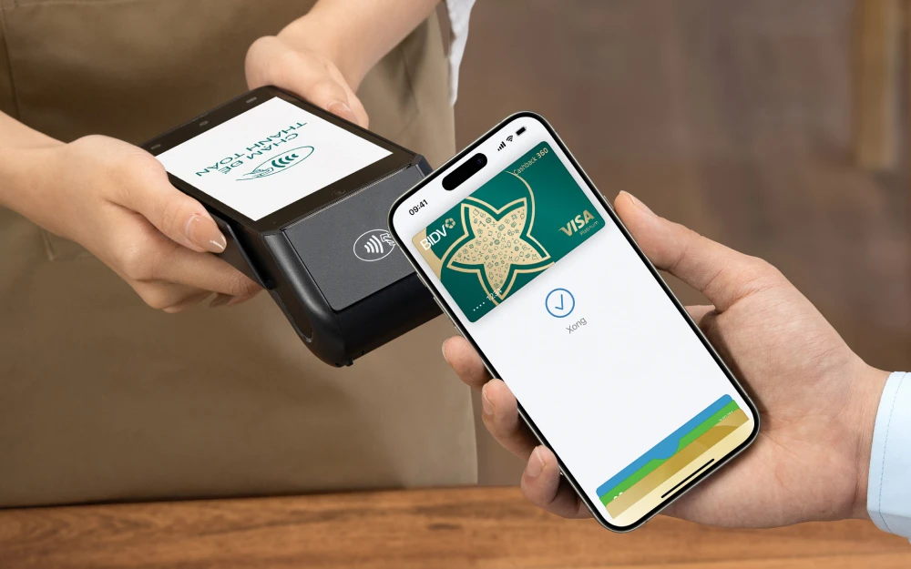 Ngân hàng BIDV giới thiệu dịch vụ thanh toán Apple Pay đến chủ thẻ. (Ảnh: Vietnam+)