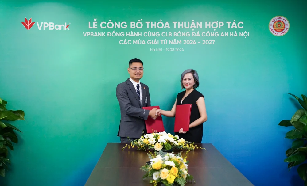 VPBank sẽ đồng hành cùng Câu lạc bộ Bóng đá Công an Hà Nội phát triển các tài năng bóng đá trẻ của CLB trong giai đoạn 2024-2027. (Ảnh: Vietnam+)