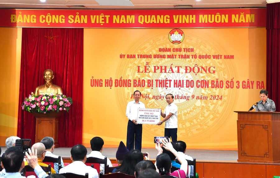 Đại diện ngành Ngân hàng, ông Đào Minh Tú - Phó Thống đốc Thường trực Ngân hàng Nhà nước trao số tiền 38,4 tỷ đồng tại lễ phát động của Ủy ban Mặt trận Tổ quốc Việt Nam để ủng hộ đồng bào bị thiệt hại do bão số 3. (Ảnh: Vietnam+)