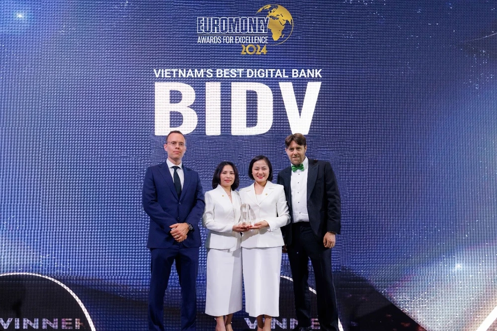 Đại diện BIDV nhận giải thưởng từ Euromoney. (Ảnh: Vietnam+)