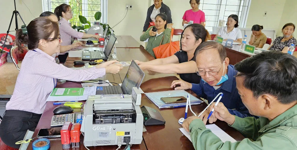 Chi nhánh Ngân hàng Chính sách xã hội tỉnh Yên Bái đã và đang khẩn trương cho vay bổ sung nguồn vốn để người nghèo và các đối tượng chính sách khác khôi phục sản xuất kinh doanh. (Ảnh: Vietnam+)