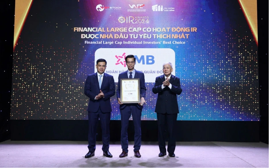 Ông Đàm Nhân Đức – Kinh tế trưởng đại diện MB nhận giải thưởng Financial Large Cap có hoạt động IR được Nhà đầu tư yêu thích nhất. (Ảnh: Vietnam+)