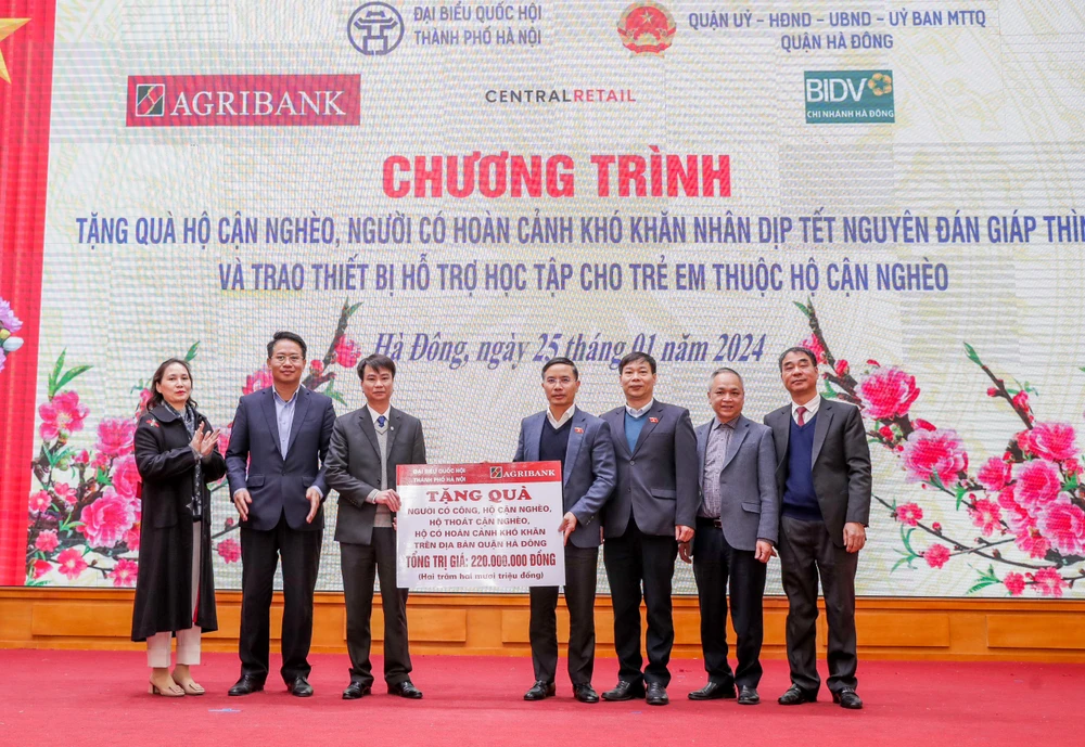 Công tác an sinh xã hội luôn được Agribank triển khai với nhiều chương trình thiết thực trên địa bàn Hà Nội để "không ai bị bỏ lại phía sau". (Ảnh: Vietnam+)