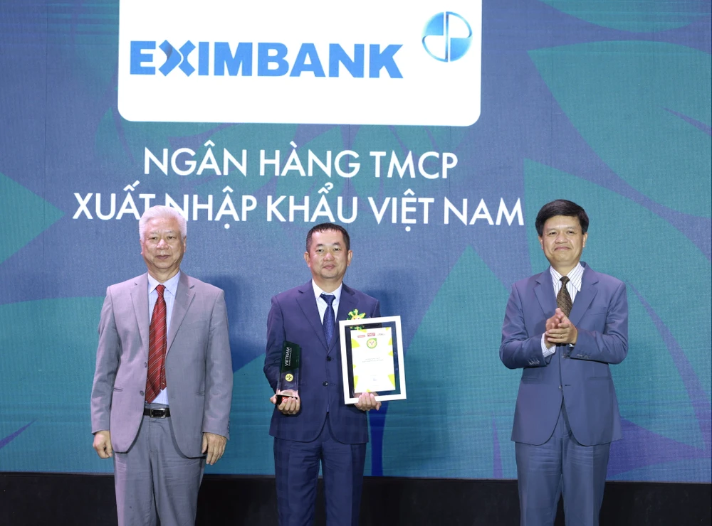 Ông Nguyễn Hướng Minh – Phó Tổng Giám đốc Eximbank nhận giải thưởng từ Ban tổ chức.. (Ảnh: Vietnam+)