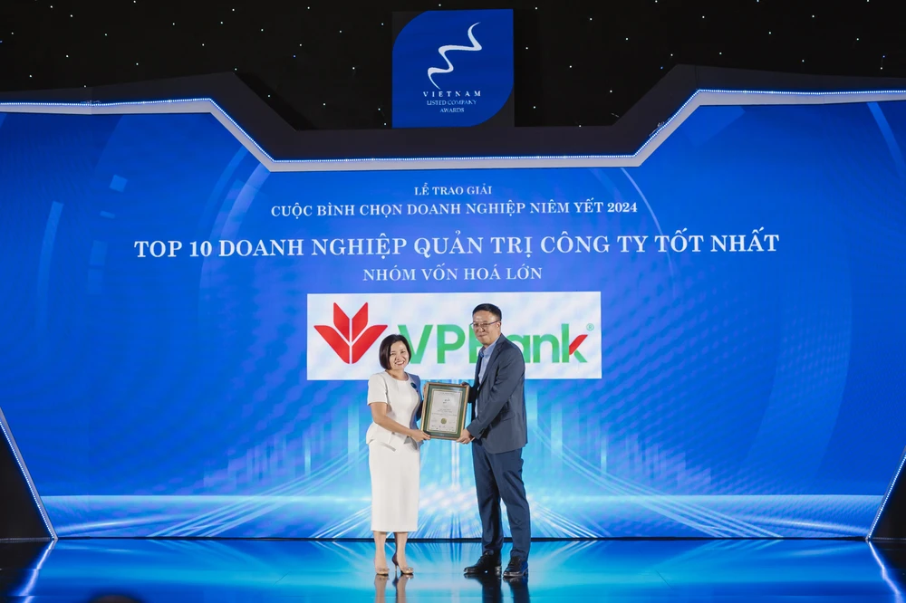 Bà Lưu Thị Thảo - Phó Tổng giám đốc Thường trực kiêm Giám đốc Điều hành Cao cấp VPBank nhận giải Top 10 Doanh nghiệp nhóm vốn hóa lớn có Quản trị công ty tốt nhất. (Ảnh: Vietnam+)