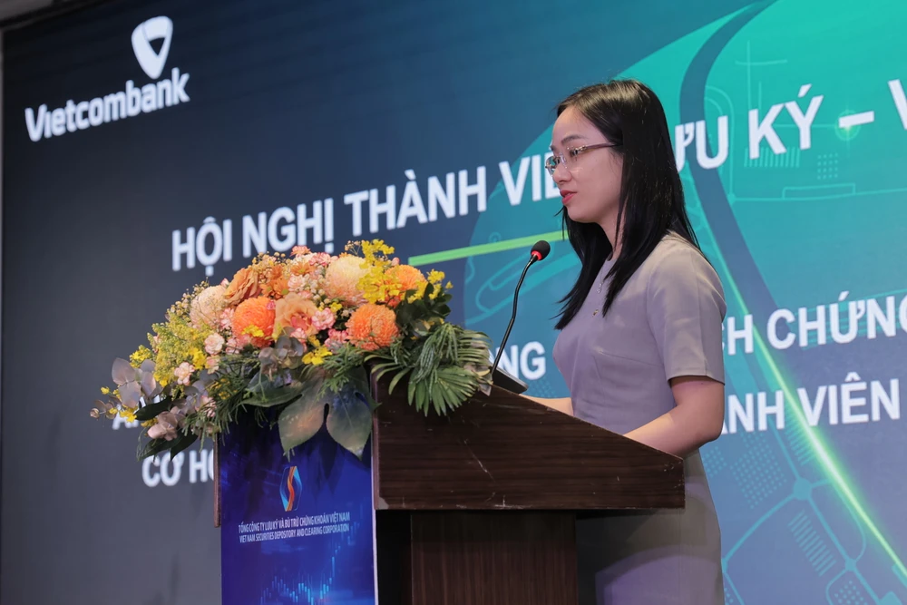 Bà Trương Diệu Linh - Giám đốc Ban Kinh doanh sản phẩm và dịch vụ vốn Vietcombank phát biểu tham luận tại Hội nghị. (Ảnh: Vietnam+)