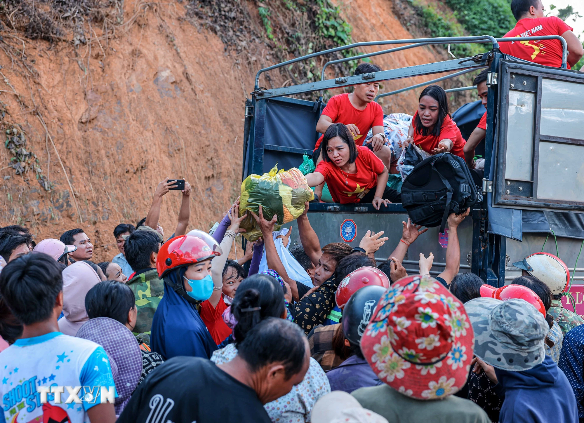 ttxvn_dong_bao_khap_moi_mien_to_quoc_huong_ve_lao_cai__7599332.jpg