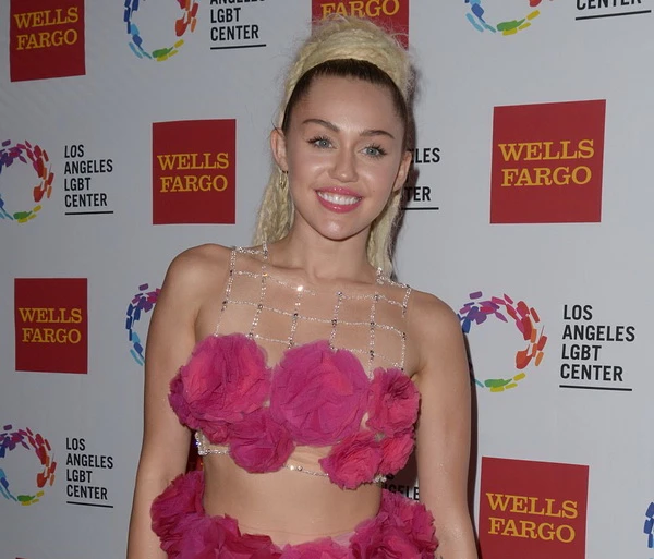 Nữ ca sỹ Miley Cyrus giành giải đặc biệt tại Teen Choice Awards ảnh 1