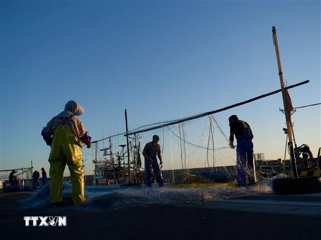 【写真】福島県新地町の釣師浜漁港で網を干す漁師たち