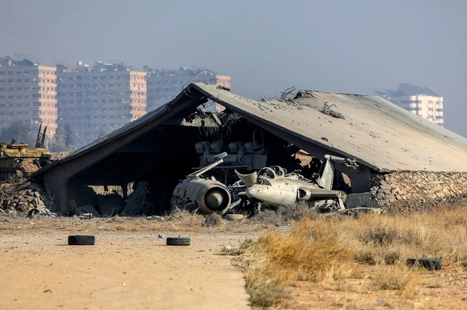 Một nhà chứa máy bay tại sân bay quân sự Mazzeh gần Damascus bị ném bom ngày 10/12/2024. (Nguồn: AFP)