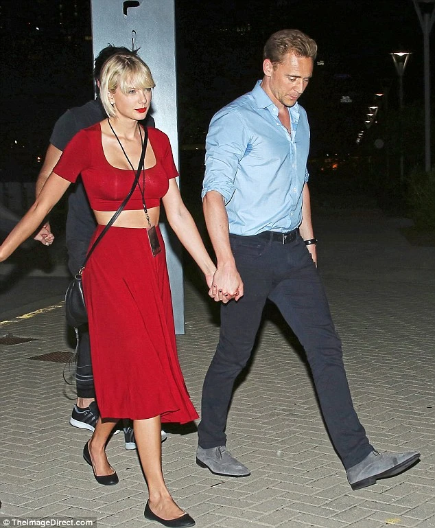 Taylor Swift and Tom Hiddleston go out publicly, meet their parents photo 2