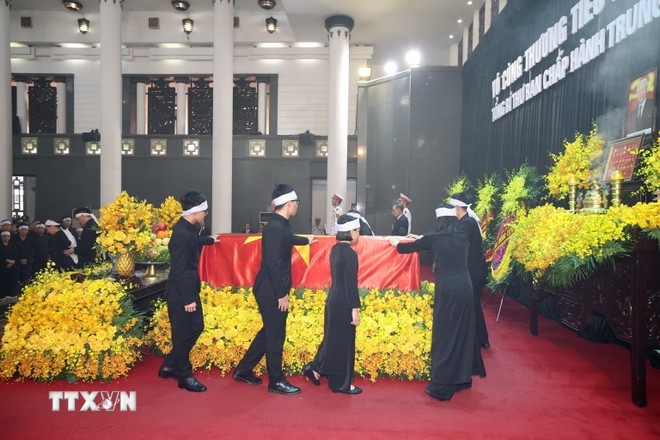 Gia quyến đi vòng quanh linh cữu lần cuối, tiễn biệt Tổng Bí thư Nguyễn Phú Trọng. (Ảnh: TTXVN) 
