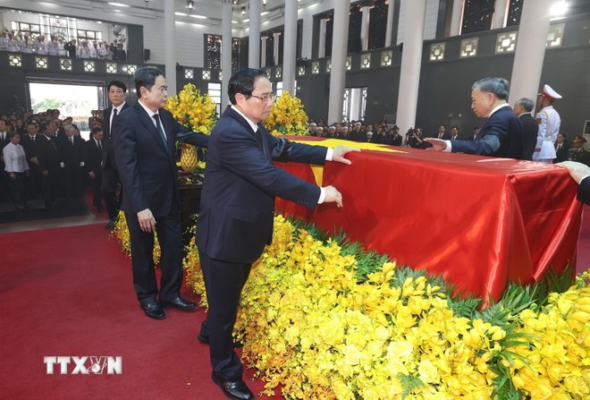 Các đồng chí lãnh đạo Đảng, Nhà nước đi vòng quanh linh cữu lần cuối, tiễn biệt Tổng Bí thư Nguyễn Phú Trọng. (Ảnh: TTXVN) 