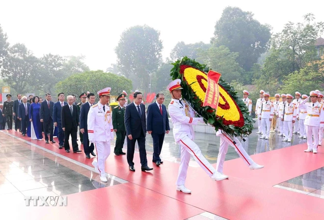 Đoàn đại biểu Lãnh đạo, nguyên Lãnh đạo Đảng, Nhà nước tới đặt vòng hoa tưởng niệm các Anh hùng Liệt sỹ. (Ảnh: Phạm Kiên/TTXVN)