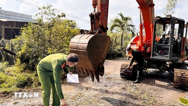 ttxvn-chong_nguoi_thi_hanh_cong_vu.jpg