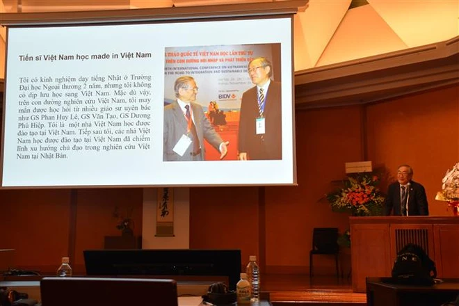 【写真②】ベトナム・日本外交関係樹立50周年と50年間のベトナム研究について発表する古田元夫教授（TTXVN＝VNA）