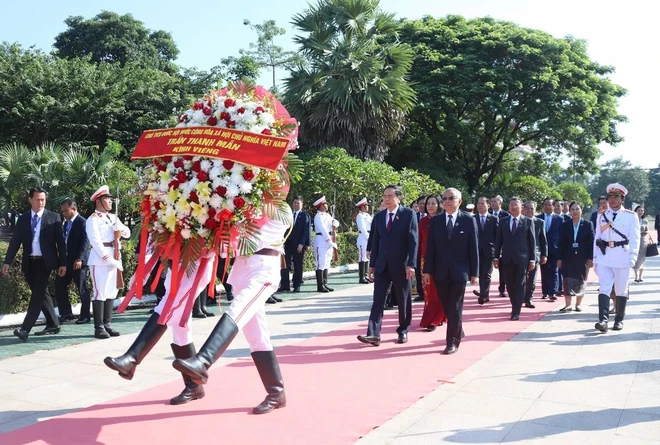 Chủ tịch Quốc hội Trần Thanh Mẫn đặt vòng hoa tại Đài tưởng niệm các liệt sỹ vô danh. (Ảnh: Xuân Tú/TTXVN)