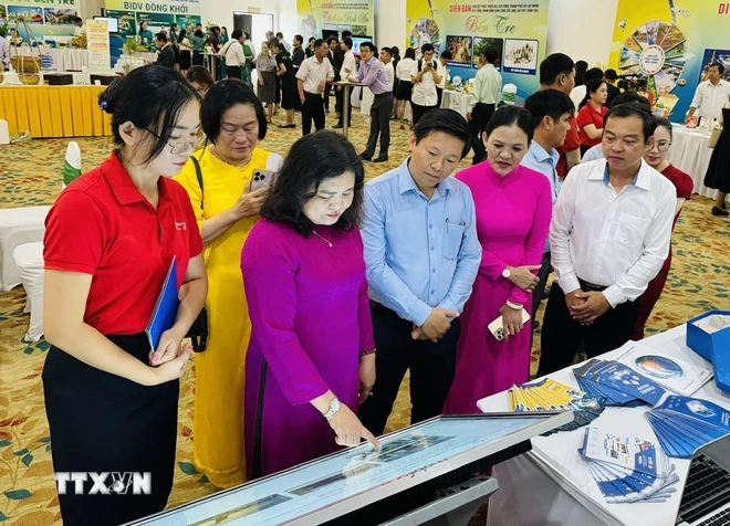 Lãnh đạo tỉnh Bến Tre tham quan khu trưng bày, giới thiệu mô hình đổi mới sáng tạo; chuyển đổi số du lịch và sản phẩm OCOP của doanh nghiệp lữ hành các tỉnh, thành. (Ảnh: Công Trí/TTXVN)