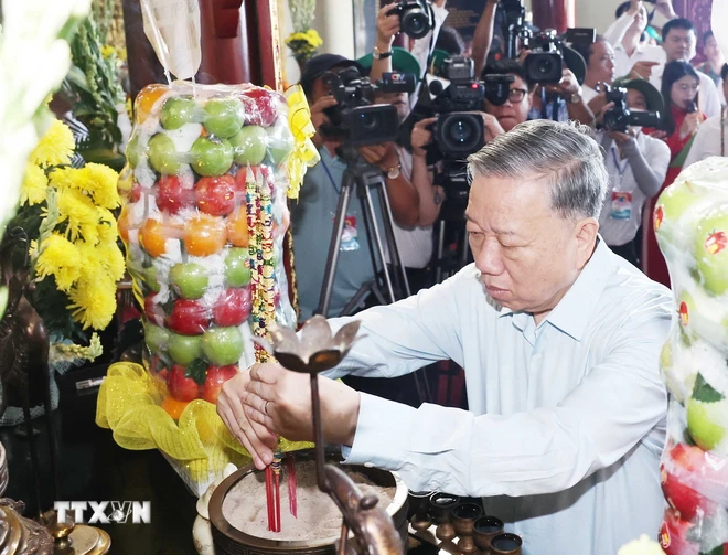 Tổng Bí thư Tô Lâm dâng hương, hoa tại Đền thờ Quốc tổ Lạc Long Quân. (Ảnh: Thống Nhất/TTXVN)