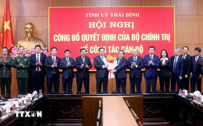 Ban Thường vụ Tỉnh ủy Thái Bình tặng hoa chúc mừng đồng chí Nguyễn Khắc Thận. (Ảnh: Thế Duyệt/TTXVN)